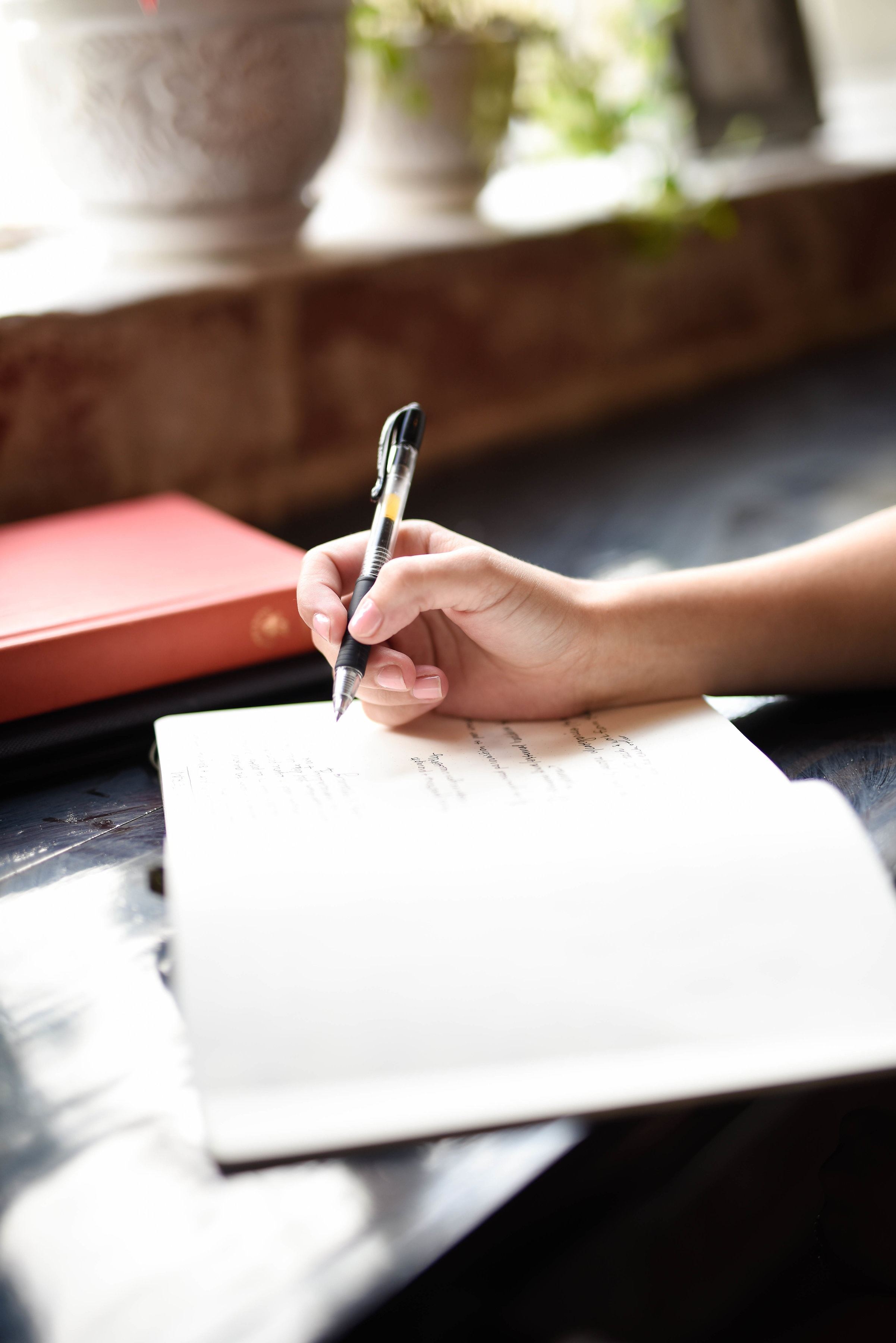 diary-hannah-olinger-8eSrC43qdro-unsplash